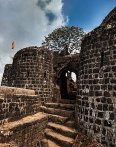 Tikona Fort तिकोना किल्ल्याचा भव्य डोलार – एखाद्या त्रिकोणाच्या शिखरावर!