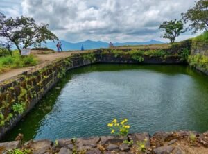 Tikona Fort तिकोना किल्ल्याचा भव्य डोलार – एखाद्या त्रिकोणाच्या शिखरावर!